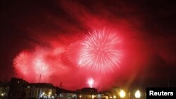 Fireworks explode above Sidi Fredj beach during the celebration of the 50th anniversary of Algerian independence from France, which occupied Algeria for 132 years, in Algiers, July 5, 2012. 