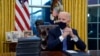 Joe Biden ngày đầu tiên tại Nhà Trắng.
