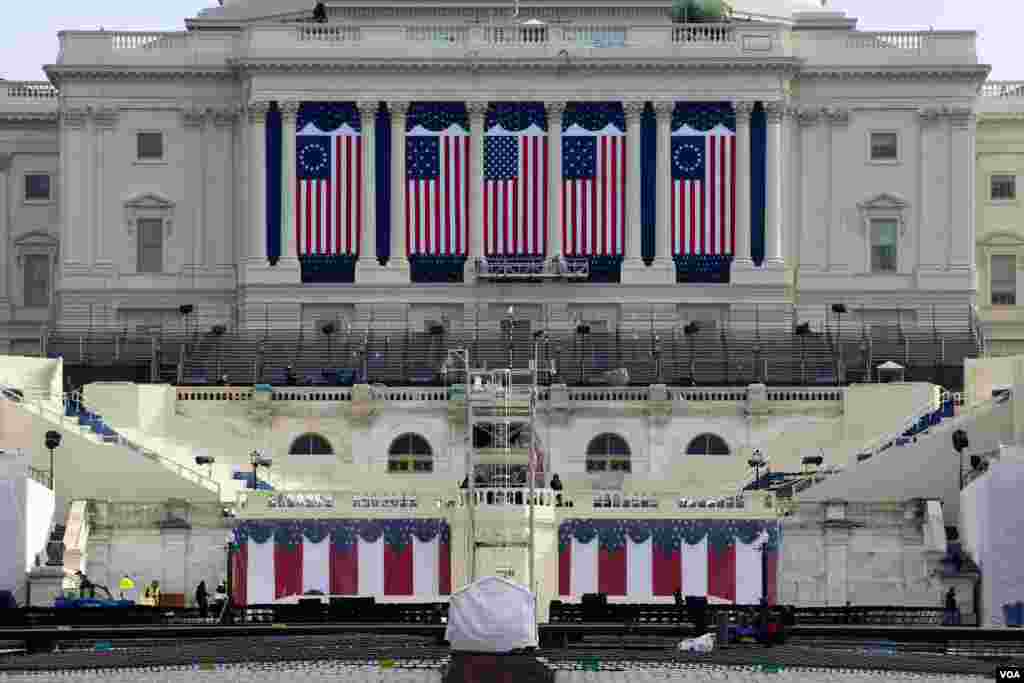 Preparations at the U.S. Capitol for the inauguration of Donald Trump as the 45th president of the United States in Washington, D.C. (Photo: B. Allen/VOA)