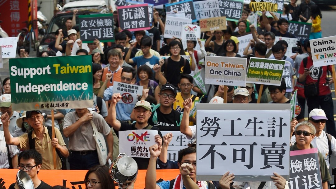 Protesters rally against the meeting of Taiwan President Ma Ying-jeou and China counterpart Xi Jinping in Taipei, Taiwan, Nov. 7, 2015.