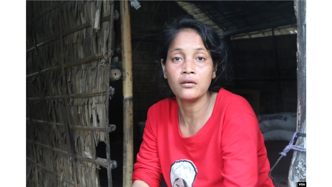 Ol Thida, 34, the mother of two sisters, Leakhena, 14, and Meta, 7. (Sun Narin/VOA Khmer)