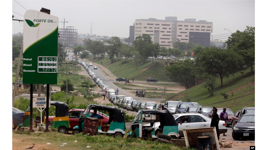 FILE - Cars queue to buy fuel at a petrol station in Abuja, Nigeria, April 1, 2016.