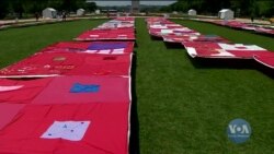 Ти - не на самоті. У Вашингтоні активісти виклали тисячі ковдр з історіями людей, які постраждали від насильства. Відео