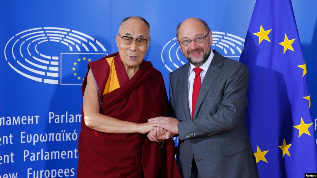 Tibet's exiled spiritual leader the Dalai Lama (L), is welcomed by European Parliament president Martin Schulz at the European Parliament in Strasbourg, France, Sept. 15, 2016. 
