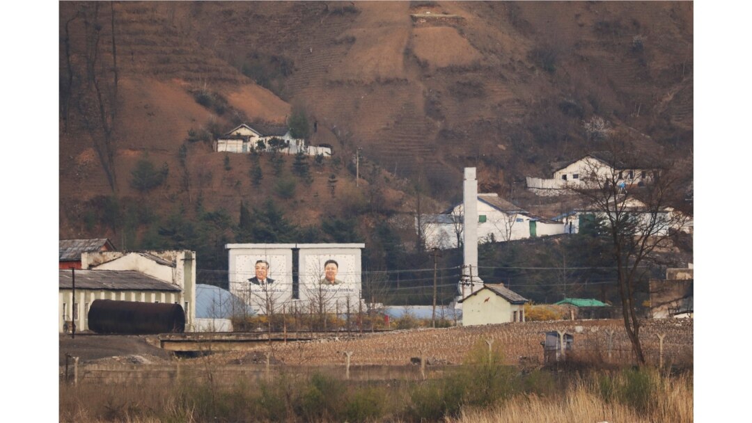 지난 4월 중국 단둥에서 바라본 북한 신의주에 대형 김일성, 김정일 부자 초상화가 세워져있다.