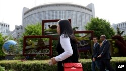 资料照：外籍人士走过中国外交部大楼前。