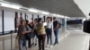 Controles de temperatura a viajeros en el aeropuerto internacional La Aurora en Ciudad de Guatemala. 