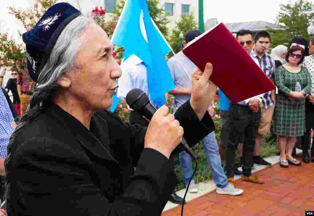 Jahon uyg&#39;urlari kongressi rahbari Robiya Qodir Xitoy elchixonasi qarshisida o&#39;z jamoasi bilan Pekinning uyg&#39;urlarga qarshi siyosatini qoralab, namoyish qilmoqda, Vashington, 3-avgust, 2014-yil. Odil Ruzaliev surati
