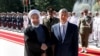 Eron Prezidenti Hasan Ruhoniy (chapda) Qirg'iziston rahbari Almazbek Atambayev bilan, Tehron, Eron, 5-sentabr, 2015-yil.