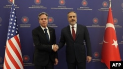 Wezîrê Derve yê Amerîka Antony Blinken (L) û Wezîrê Derve yê Tirkiyê Hakan Fidan, Enqere 6ê Mijdarê, 2023.
