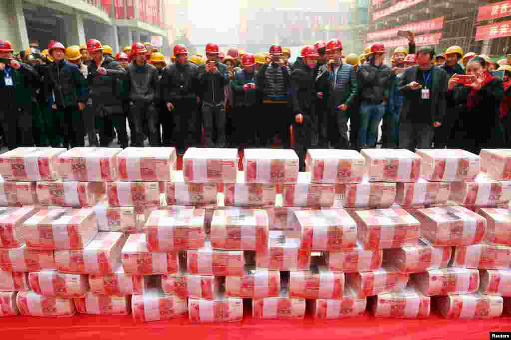 Migrant workers wait to collect their salary and bonus ahead of the Spring Festival at a construction site in Xi'an, Shaanxi province, China, Jan. 18, 2017.