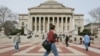 资料照片：2005年3月31日，人们走在美国纽约哥伦比亚大学的校园里。