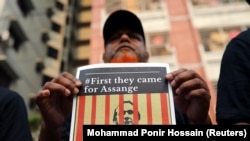 Supporters of WikiLeaks founder Julian Assange protest against his arrest, near the British Council in Dhaka, Bangladesh, April 23, 2019. REUTERS/Mohammad Ponir Hossain