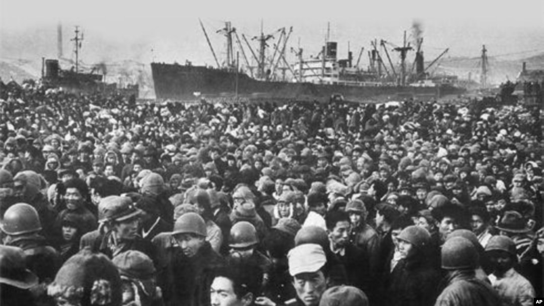 1950년 12월 흥남부두에서 미국 상륙함에 오르려는 군인과 피난민들.