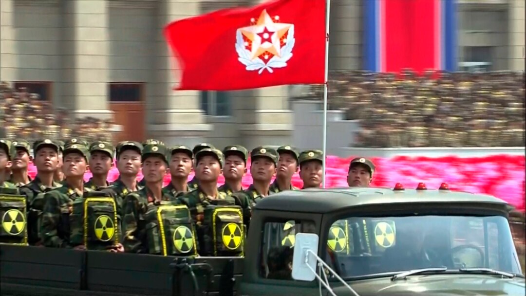 지난 2013년 7월 27일 평양 김일성광장에서 열린 열병식에서 방사능 표시가 붙은 배낭을 맨 군인들이 행진했다.