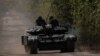 Një tank ukrainas duke lëvizur përgjatë frontit në Bakhmut