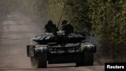 Një tank ukrainas duke lëvizur përgjatë frontit në Bakhmut
