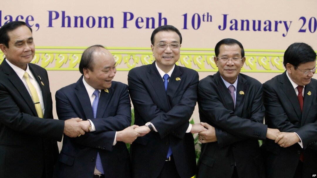 China's Premier Li Keqiang, center, shakes hands with his counterpart, Nguyen Xuan Phuc, second from left, of Vietnam, Prayuth Chan-o-cha, left, prime minister of Thailand, Hun Sen, second from right, of Cambodia, and Thongloun Sisolith, right, of Laos, b