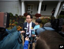 뉴저지주 3선거구에 출마한 앤디 김 후보가 6일 보던타운에서 투표를 마친 후 기자들의 질문에 답하고 있다.
