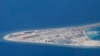 菲律宾空军一架运输机在南中国海南沙群岛的中国造的人造岛礁渚碧礁上空飞越时拍摄的照片，显示人造岛礁上的简易机场和建筑物。（2017年4月21日）