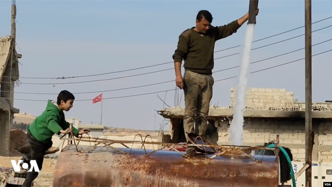 After the main water station in Kobani, Syria, was targeted, the city and its countryside were left without drinking water. Residents are getting water from wells and doctors are warning of an outbreak of diseases.