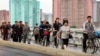 출근길 평양 시민들이 다리 위를 분주하게 오가고 있다. (자료사진)