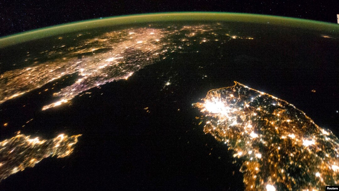 지난해 1월 미 항공우주국 소속 인공위성에서 촬영한 한반도의 밤 사진. 한국과 중국 사이에 위치한 북한은 검은 어둠에 덮여있다. (자료사진)