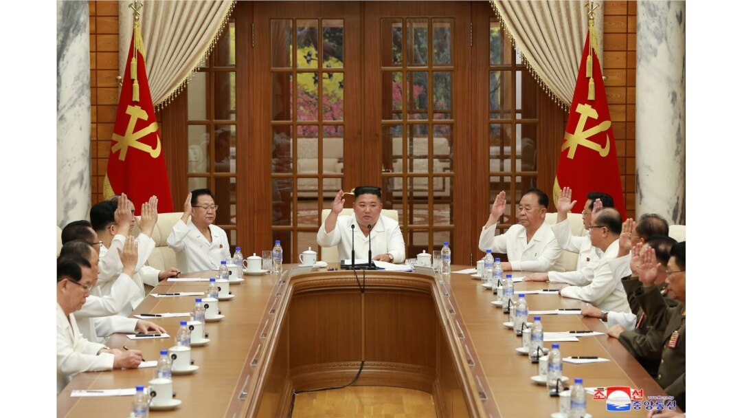 북한 김정은 국무위원장이 지난 25일 당 중앙위원회 본부청사에서 열린 제7기 제17차 정치국 확대회의에서 태풍과 신종 코로나바이러스 감염증 확산에 대한 대책을 논의했다고 관영 '조선중앙통신'이 26일 보도했다.