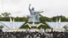 日本长崎的和平公园纪念原子弹轰炸72周年，鸽子在和平雕塑上空飞过（2017年8月9日）