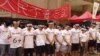 香港學聯成員在銅鑼灣時代廣場完成“八九六四”絕食(美國之音海彥拍攝)
