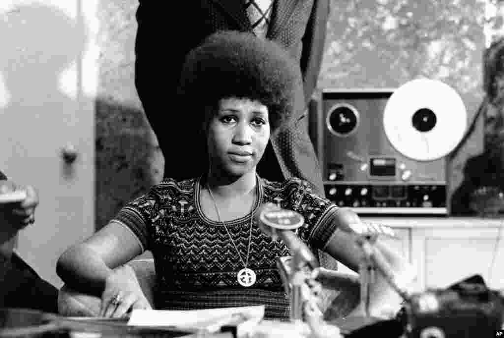 Mlada pevačica Areta Frenklin na konferenciji za novinare 26. marta, 1973. 