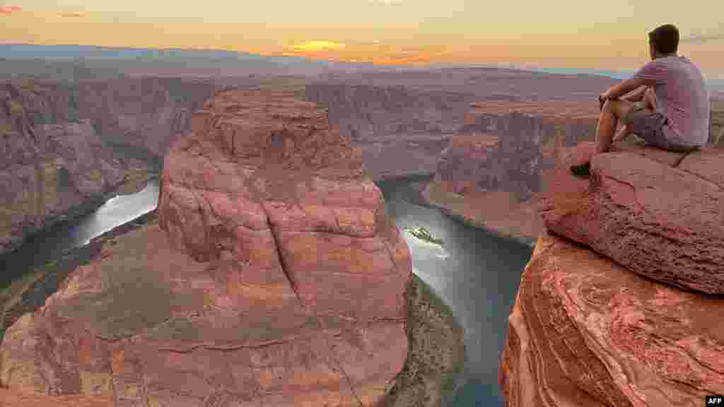 미국 애리조나주 페이지 인근의 콜로라도강 말굽 협곡(Horseshoe Bend).