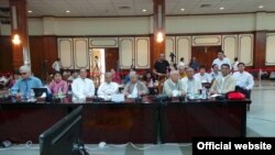 အမျိုးသားပညာရေးဥပဒေကို ပြင်ဆင်နိုင်ရန် လေးပွင့်ဆိုင် ဆွေးနွေးပွဲကို တက်ရောက်ဆွေးနွေးနေကြသော NNER အဖွဲ့ဝင်များ.(NNER fb)