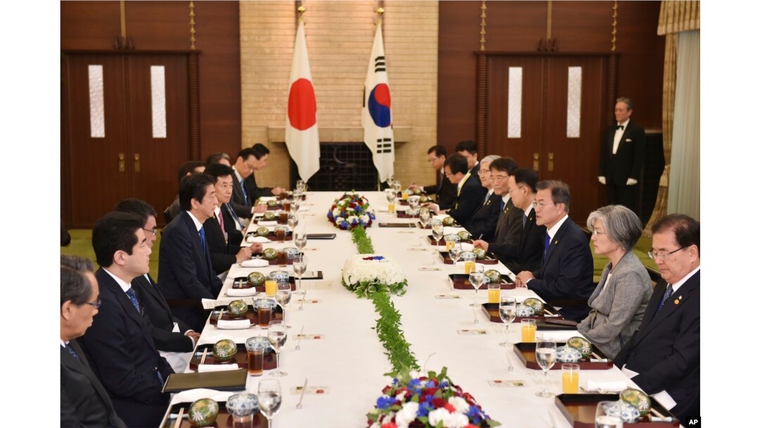 9일 한일 정상회담에 이어 도쿄의 총리 관저에서 양국이 오찬 자리에 참석하고 있다.