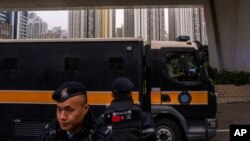 资料照片: 2023年12月19日一辆装甲囚车载着黎智英进入西九龙法院