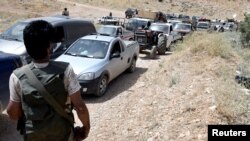 Karwaneke penaberên Sûrî ji bajarokê Arsal diçin Sûrîyê