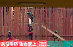 资料照片:中国山东玲珑轮胎公司在塞尔维亚兹雷尼亚宁的工厂建筑工地.。(2021年11月18日)