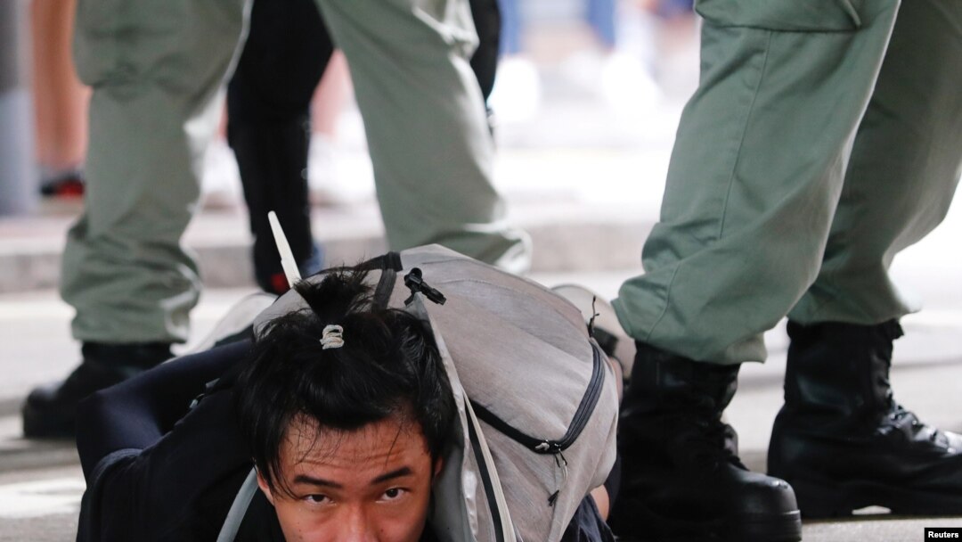 지난 1일 홍콩에서 경찰이 중국의 '홍콩국가보안법'에 반대하는 시위 참가자를 체포하고 있다.