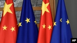 资料照片：欧盟和中国国旗在布鲁塞尔的欧罗巴大厦内。(2019年12月17日)