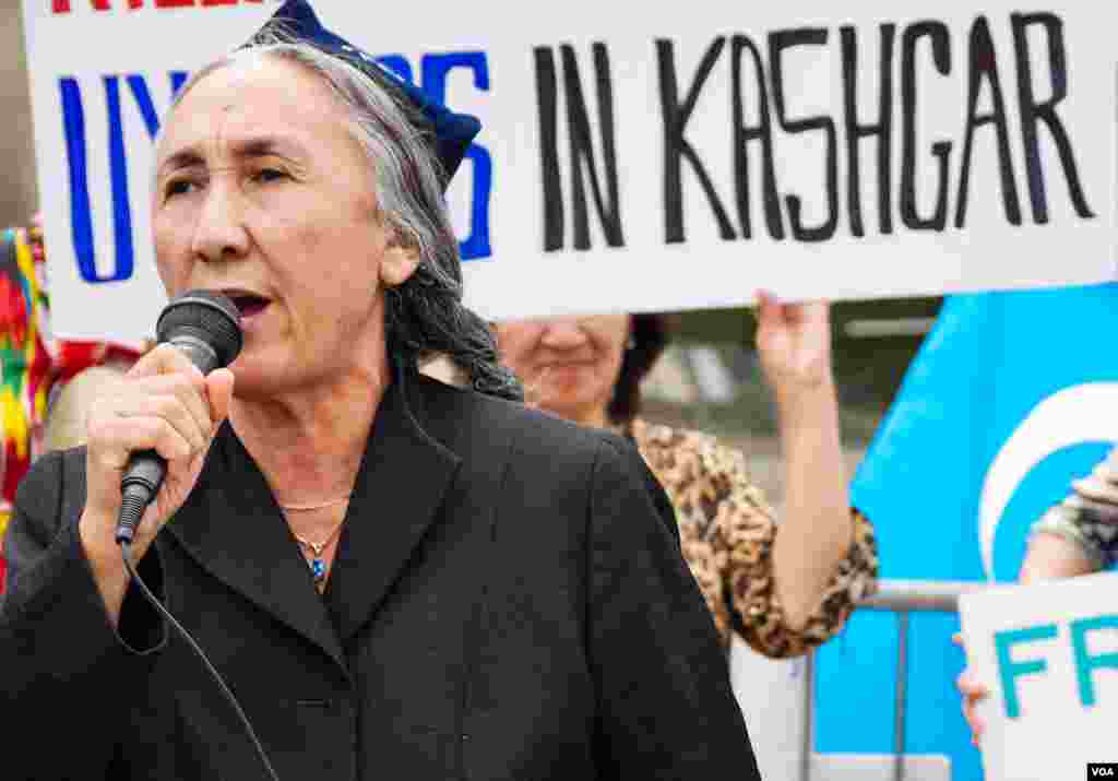 Jahon uyg'urlari kongressi rahbari Robiya Qodir Xitoy elchixonasi qarshisida o'z jamoasi bilan Pekinning uyg'urlarga qarshi siyosatini qoralab, namoyish qilmoqda, Vashington, 3-avgust, 2014-yil. Odil Ruzaliev surati