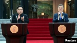 문재인 한국 대통령과 김정은 북한 국무위원장이 지난 4월 27일 정상회담에서 채택한 '판문점 공동 선언문'을 발표하고 있다.