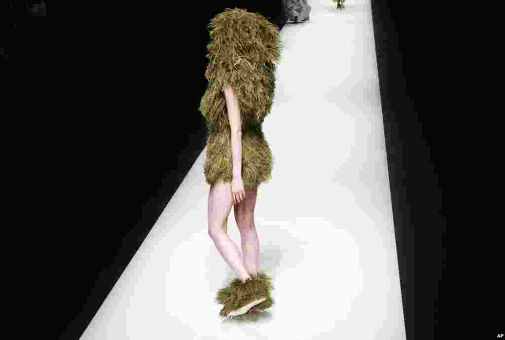 A model displays a creation by Vietnam's Nguyen Cong Tri during the 2017 Autumn/Winter Collection at the Tokyo Fashion Week in Tokyo, Japan.