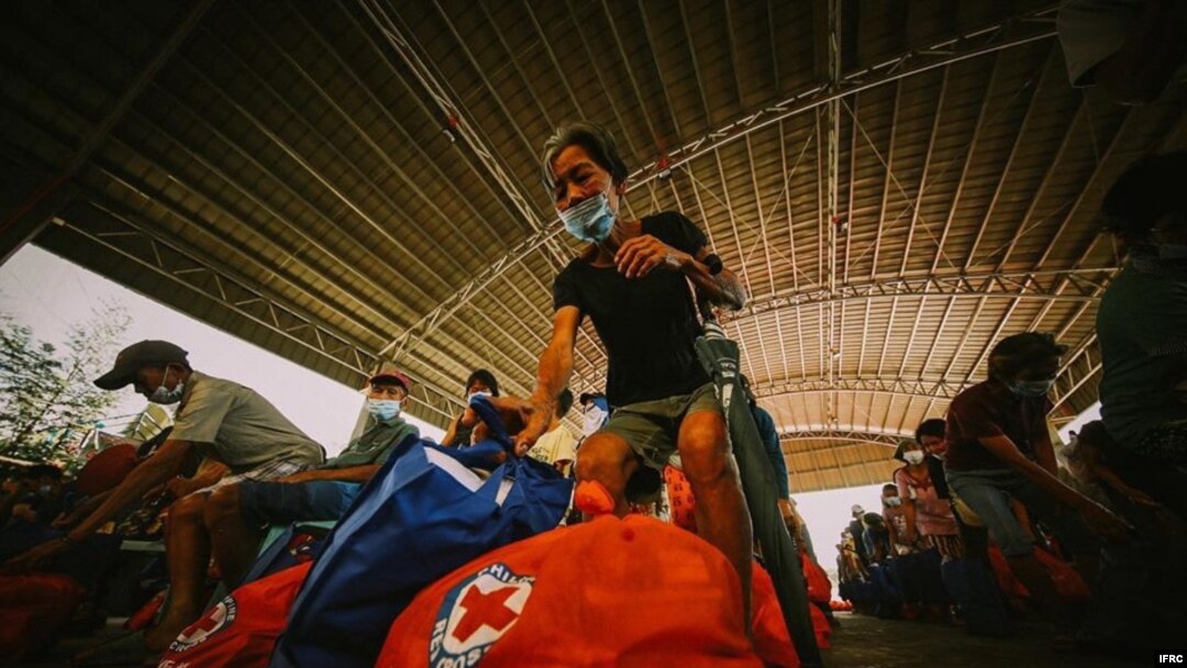 국제적십자연맹(IFRC) 요원들이 구호물품을 준비하고 있다. 사진 제공: IFRC.