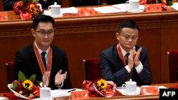 资料照：2018年12月18日，在北京人民大会堂举行的中国“改革开放”政策40周年庆祝大会上，阿里巴巴联合创始人马云（Jack Ma）和腾讯控股（Tencent Holdings）首席执行官马化腾受到表彰。