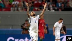 Arturo Vidal lève les mains après la qualification de son pays pour la finale de la Coupe des Compétitions contre le Portugal, Russie, le 28 juin 2017.