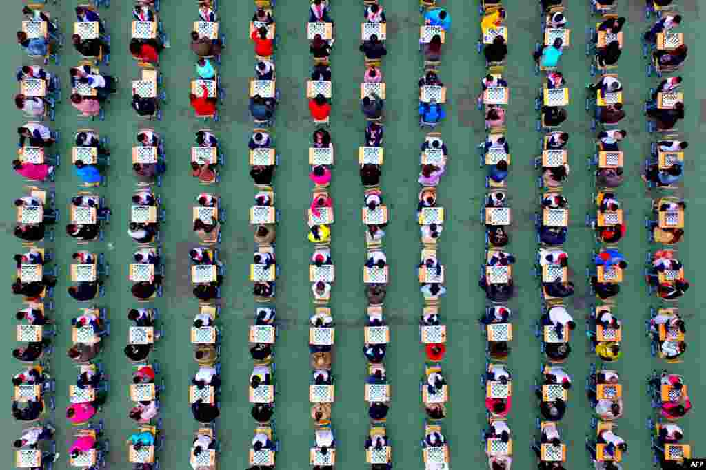 Chinese students and their parents take part in a chess contest during an Open Day at a primary school in Shenyang in northeast China's Liaoning province.
