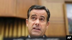资料照：共和党籍的拉特克利夫众议员在众议院情报委员会的听证会上质询前特别检察官穆勒。(2019年7月24日)
