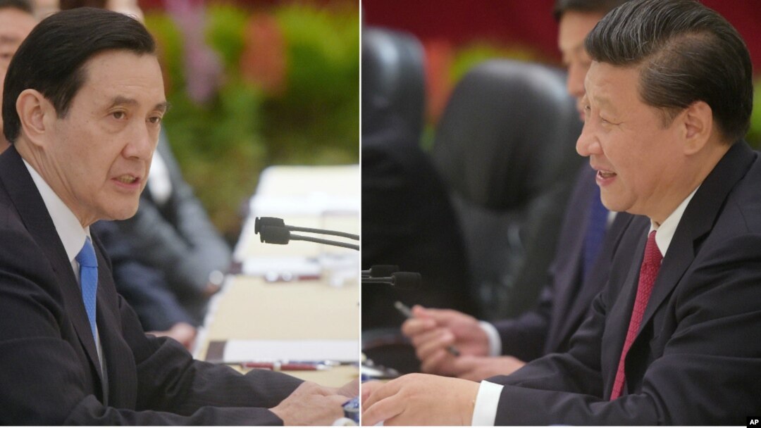 Taiwan President Ma Ying-jeou, left, and Chinese President Xi Jinping hold historic face-to-face talks in Singapore, Nov. 7, 2015. It is the first such meeting between leaders of the two countries in more than 60 years. 