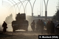 Families flee battles as Iraqi forces move in to fight Islamic State in Mosul, Iraq, Jan. 18, 2017.