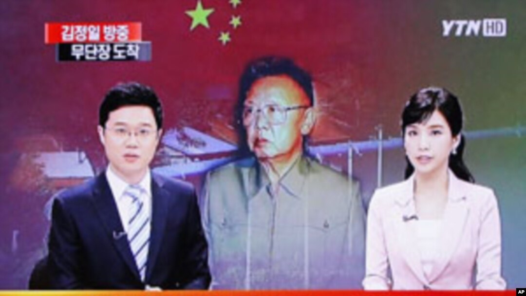 South Koreans watch a television news program, regarding North Korea's leader Kim Jong Il's visit to China, at a Seoul railway station, May 20, 2011